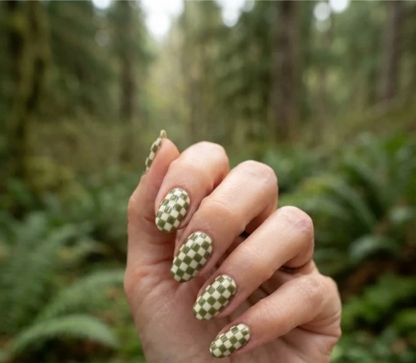 Short Fall Checkered Nails in Olive and Ivory